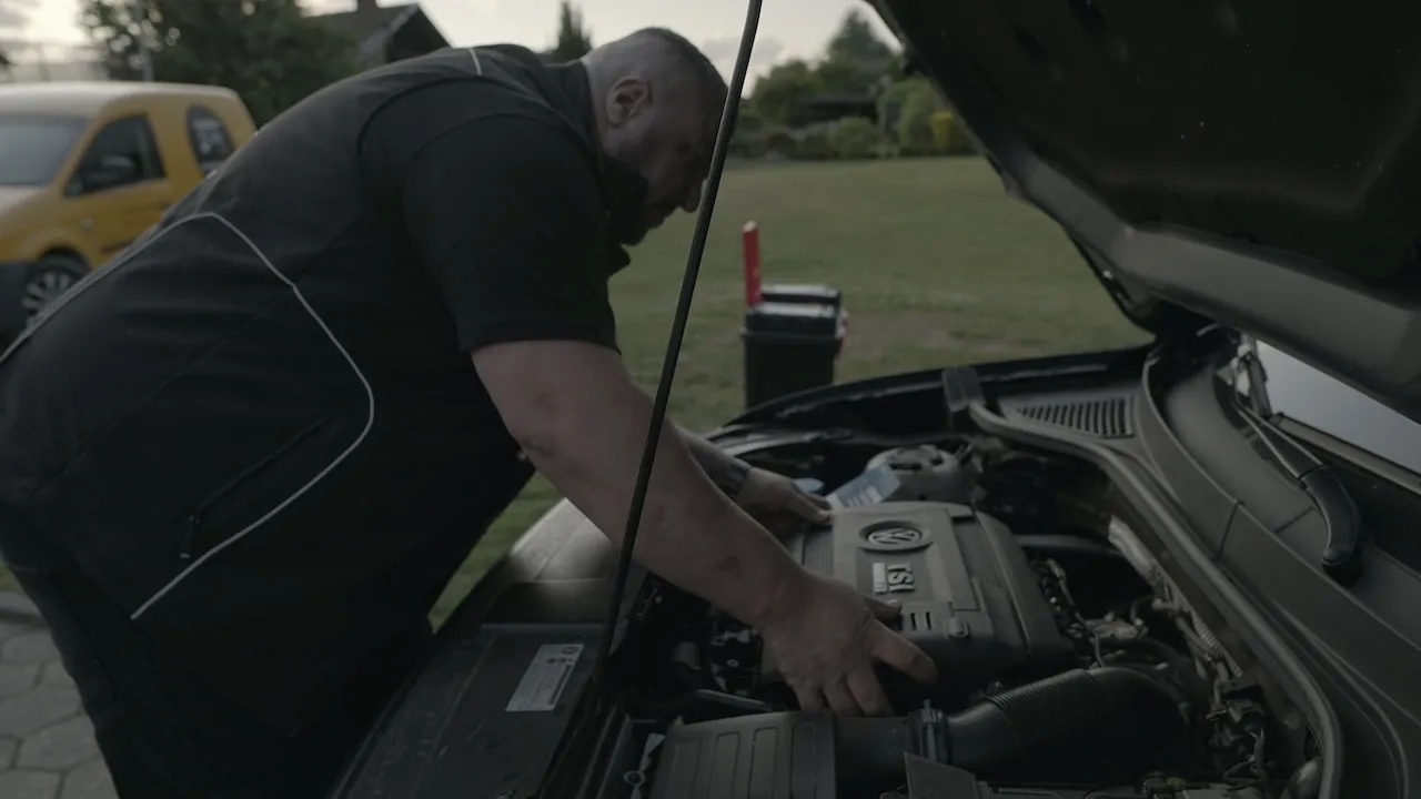 Komotineos - Automechaniker, der das Auto repariert